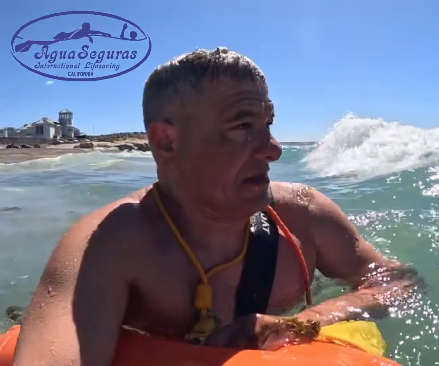 David Peresenda en el mar invitando a Aguaseguras Academy